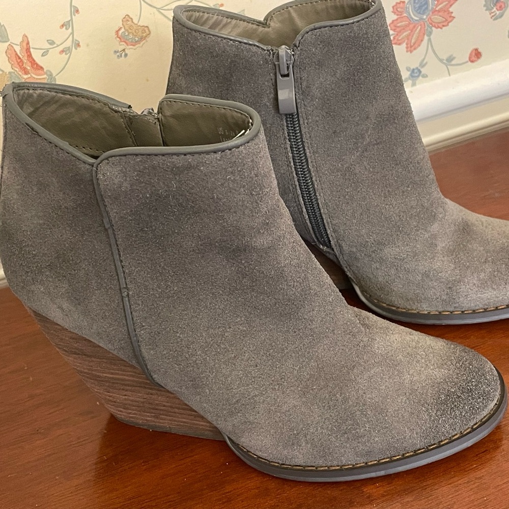 Very Volatile Los Angeles gray suede booties sz 8